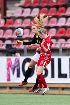 AIKs Beata Olsson och Örebros Minea Lassas