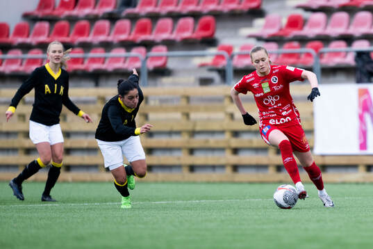 AIKs Michelle Rojas Flores och Örebros Nora Harnes Håheim