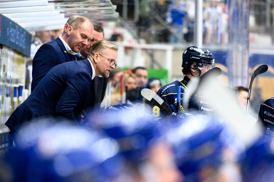 HV71s tränare Johan Lindbom och assisterande tränare