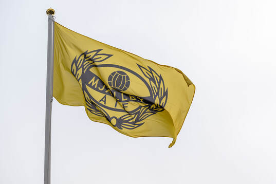 En flagga med Mjällbys logga