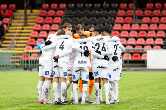 Halmstads spelarna i en kram