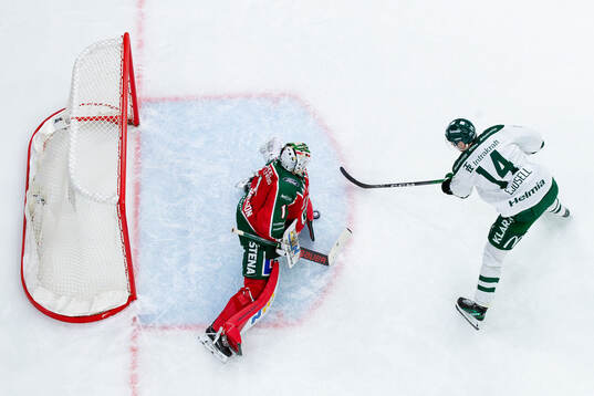 Frölundas målvakt Lars Johansson räddar en straff slagen