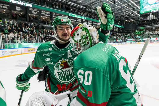 Rögles Brady Ferguson  och Petr Kvaca jublar