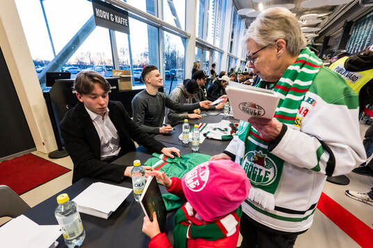 Rögles Axel Smeds skriver autografer