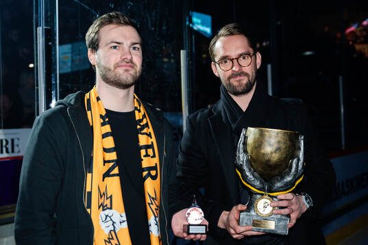 North Powers ordförande Jonas Marklund delar ut Pontus