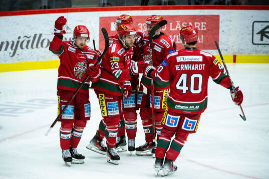 MoDos Josh Dickinson jublar med lagkamrater