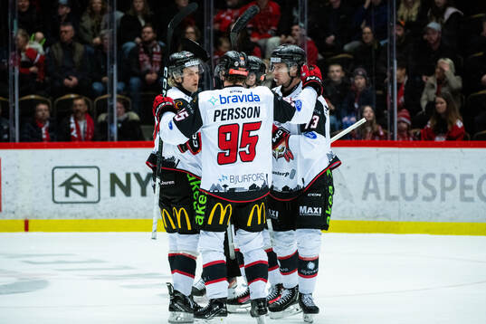 Malmö Redhawks Adam Ollas Mattsson jublar med lagkamrater