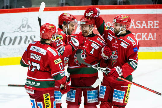 MoDos Josh Dickinson jublar med lagkamrater