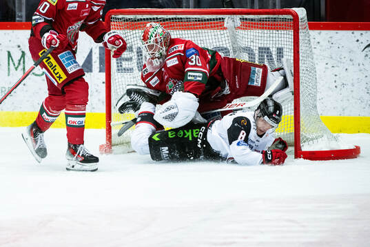 Malmö Redhawks Johan Olofsson och MoDos målvakt Lassi