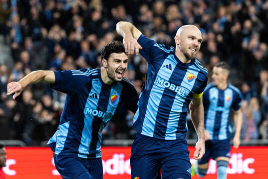 Djurgårdens Marcus Danielson jublar med Deniz Hummet