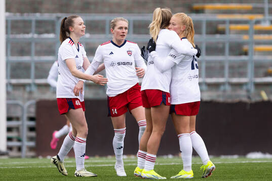 FC Rosengårds Emilia Larsson jublar med lagkamrater efter 2-2