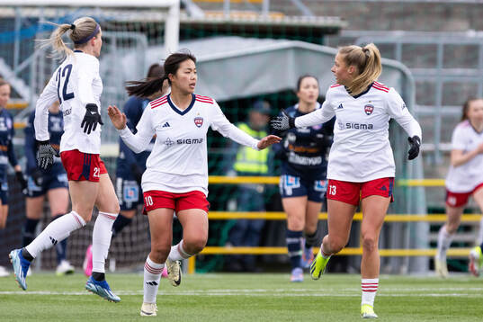 FC Rosengårds Momoko Tanikawa jublar med Olivia Holdt