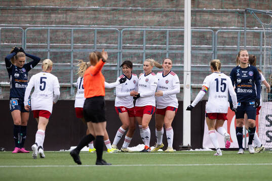 FC Rosengårds Emma Jansson jublar med lagkamrater efter 4-4