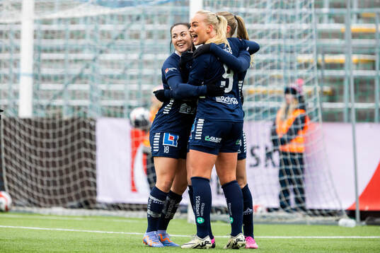 Linköpings Michelle De Jongh och Cathinka Tandberg jublar