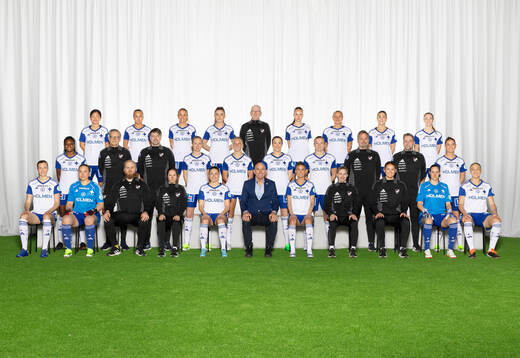  Viktoria Veber, Jennie Egeriis, Elsa Burvall, Lisa Johansson, Lennars Jonsson (Materialförvaltare), Agnes Karlsson, Molly Wiklander, Alexandra Hellekant, Sabina Ravnell. Mittenledet från vänster: Maya Antoine, Läkare Bengt Janzon, Idrottpsykolog Daniel Ekvall, Elin Rombing, Samantha Cary, Maja Regnås Valcic, Sara Kanutte Fornes, Koordinator Tobias Falk, läkare Peter Cratz, Svea Rehnberg. Sittande från vänster: Ebba Handfast, Sofia Hjern, Fysioterapeut Aleksi Moilanen, Assisterande tränare Tiina Jukarainen, Fanny Andersson, Tor- Manager Arne Fredheim, My Cato, Målvaktstränare Elias Melkersson, Individuell tränare Taylor Townsend, Emma Lind, Wilma Leidhammar.