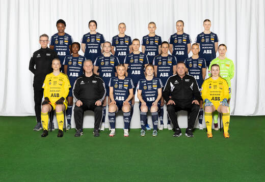   Ebere Orji, Hannah Tillett, Elina Boje, Tyra Lindqvist, Ida Åkerlund, Elin Larsson. Mittenledet från vänster:  Per Persson, Carine Rugumaho, Elli Näsman, Juulia Grönlund, Sophie Brundin, Astrid Winter, Cornelia Baldi Sundelius. Sittande från vänster: Lisen Hafstad, Pelle Jansson, Ida Sundqvist, Linnea Sahlin, Patrik Nylund, Elin Gripenberg. Editors note: Bilden är retuscherad.