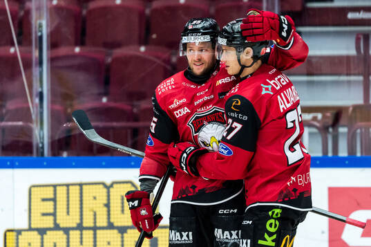 Malmö Redhawks Carl Persson och Robin Alvarez jublar
