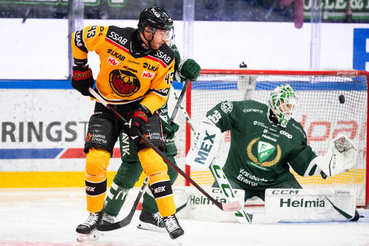 Luleås Oscar Eklind och Färjestads målvakt Carl Lindbom