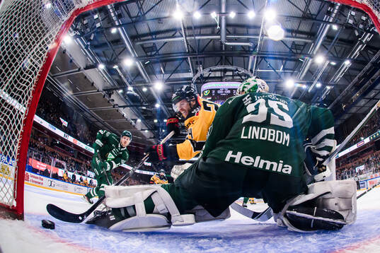 Luleås Brendan Shinnimin skjuter i stolpen bakom