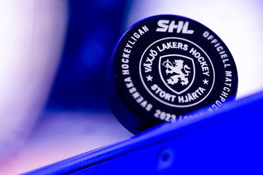 Matchpuck med Växjös klubbmärke