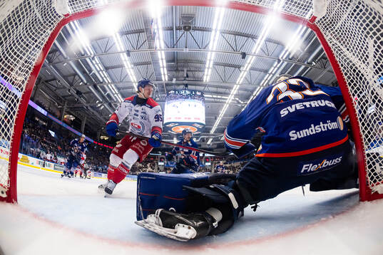 Oskarshamns Nick Olesen framför Växjös målvakt Emil