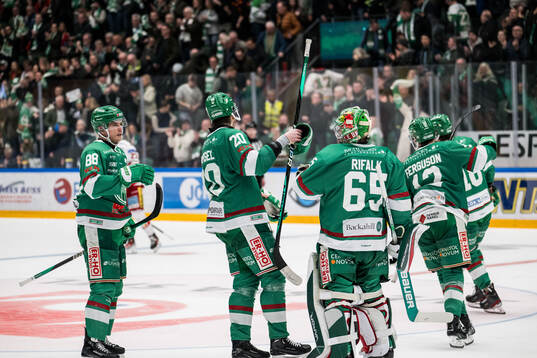 Rögles spelare jublar