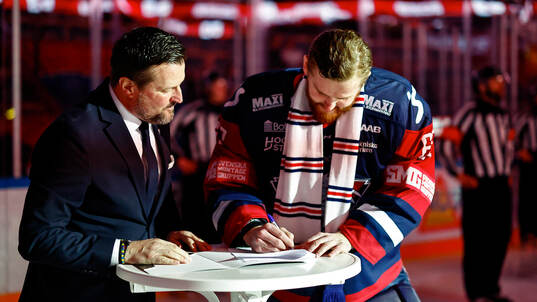 Linköpings sportchef Peter Jakobsson med målvakt Marcus