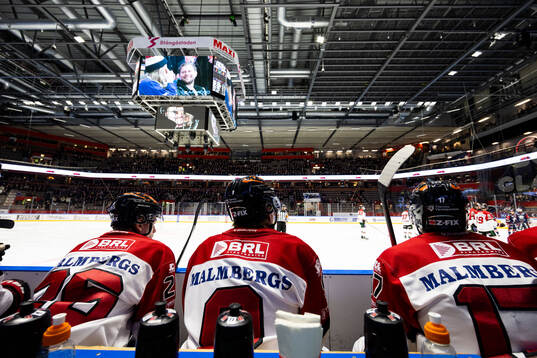 Jumbotronen i Saab Arena framför Örebros spelare