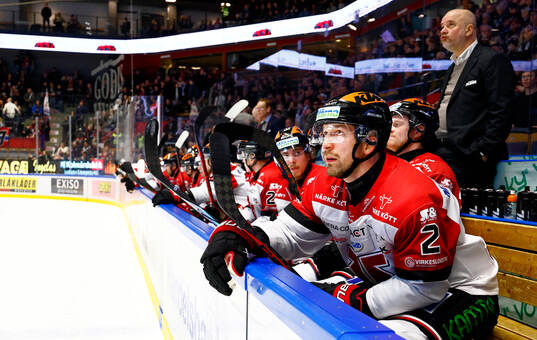 Örebros Rasmus Rissanen tittar på jumbotronen