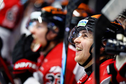 Örebro-spelare kikar på jumbotronen