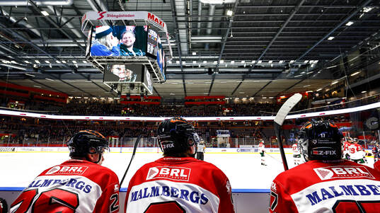 Örebros bås nedanför jumbotronen med andra resultat