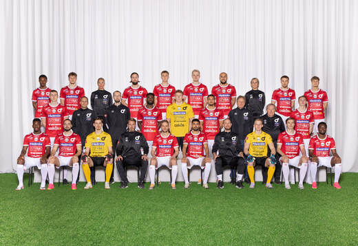  De Pievre Ilunga, Gustav Lindgren, Ansvarig medicinska teamet Natalie Morgenstern, Abdelkarim Mammar Chauche, Elias Pihlström, Alexander Hedén Lindskog, Pashang Abdulla, Målvaktstränare Maria Busk, Teo Grönborg, Kevin Holmén. Mittenledet från vänster: Adi Fisic, Läkare Henrik Ahlin, Fysioterapeut Simon Hansson, Nasiru Moro, Rasmus Forsell, Bernardo Morgado, Läkare Juha Huhtakangas, Lagledare Stig Ekman, Jamie Bichis. Sittande från vänster: Mamadouba Diaby, Dijan Vukojevic, Wille Jakobsson, Huvudtränare William Lundin, Johan Mårtensson, Elyas Bouzaiene, Assisterande tränare Mattias Lindström, Filip Järlesand, Oscar Wallin, Luc Kassi.