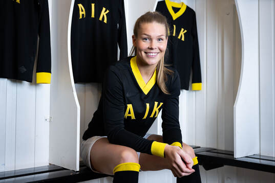 Nina Jakobsson poserar för ett porträtt i samband med att hon presenteras som nyförvärv