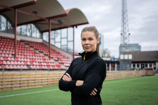 Nina Jakobsson poserar för ett porträtt i samband med att hon presenteras som nyförvärv
