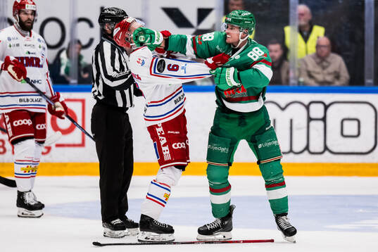 Timrås Joonas Lyytinen och Rögles Brandon Davidson