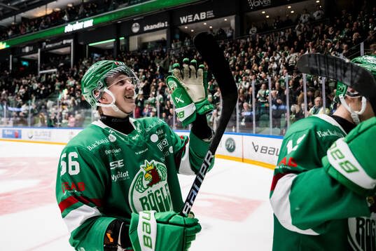 Rögles Adam Engström  jublar