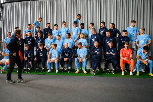 Spelarna ställer upp för en lagbildsfotografering med Malmö FF den 28 februari 2024 i Malmö. 