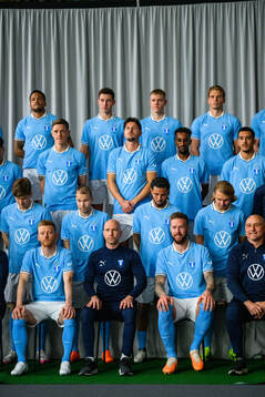 Spelarna ställer upp för en lagbildsfotografering med Malmö FF den 28 februari 2024 i Malmö. 