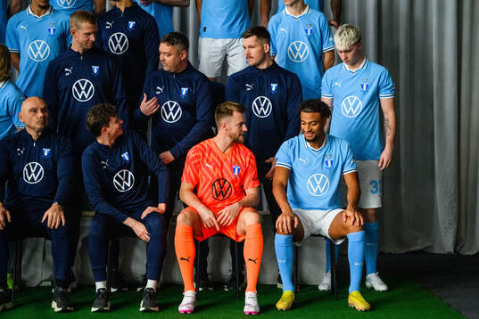 Spelarna ställer upp för en lagbildsfotografering med Malmö FF den 28 februari 2024 i Malmö. 