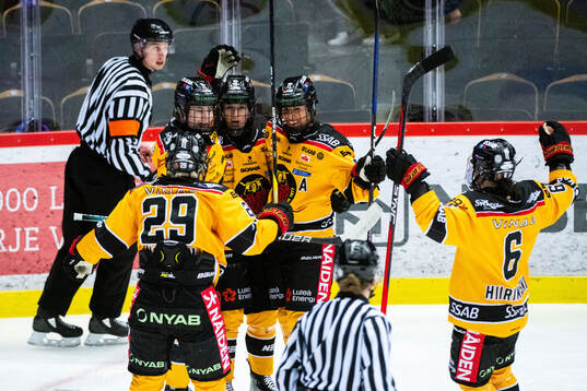 Luleås Jenna Pirttijärvi jublar med lagkamrater