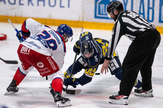 Oskarshamns Hynek Zohorna och HV71s Oscar Fisker Molgaard