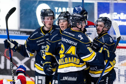 HV71s Måns Lindbäck jublar med lagkamrater