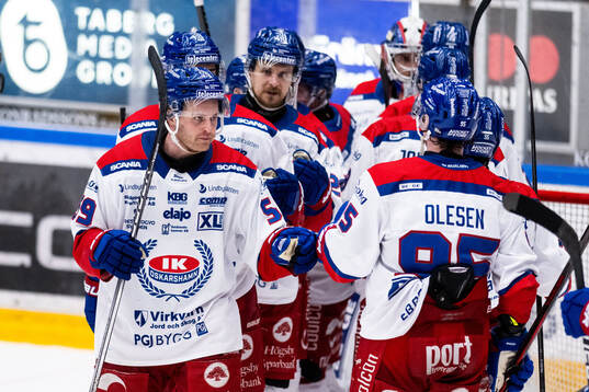 Oskarshamns Anton Mylläri jublar med lagkamrater