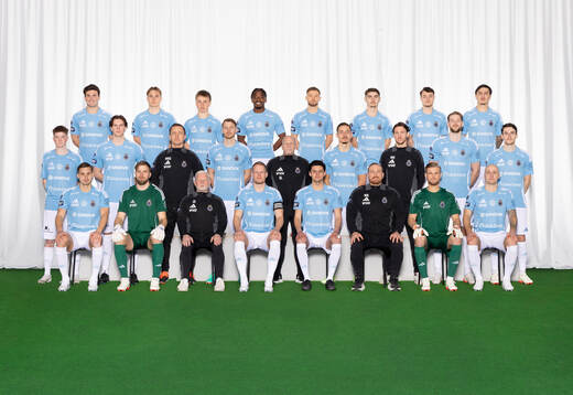  Iu Ranera, Alvin Lättman, Constantino Capotondi, York Rafael, Christoffer Aspgren, Albin Hjelm, Adrian Edqvist, Antonio Yakoub. Mittenledet från vänster: Izak Ädel, Philip Ekman, fystränare Magnus Nilsson Strålander, Leo Englund, materialförvaltare Göran Larsson, Lukas Browning, assisterande tränare Mattias Hall, Niclas Håkansson, Samuel Adrian. Sittande från vänster: Jacob Hjelte, Tobias Johansson, assisterande tränare Jonas Gradin, Martin Rauschenberg, Kevin Persson, huvudtränare Mikael Bengtsson, Oscar Jonsson, Anton Lundin. Editors note: Bilden är retuscherad.