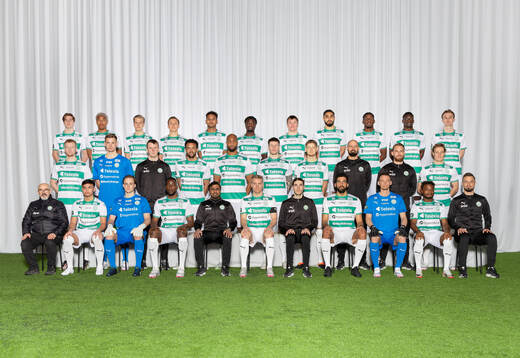  Max Larsson, Mikael Marques, Marcus Linday, Simon Gefvert, Mattheo Ahlinvi, Samuel Asoma, Alex Lindelöv, Umit Aras, Aly Coulibaly, Ibrahim Diabate, Julius Johansson. Mittenledet från vänster: Liam Larsson, Johan Brattberg, Målvaktstränare Johannes Petersson, Alex Douglas, Jabir Abdihakim Ali, Isak Jönsson, Patric Åslund, Fystränare Felix Siljebäck Larsen, Fysioterapeut Alexander Larsson, Herman Magnusson. Sittande från vänster: Fehmi Sezgir, Alexander Thongla-Iad Warneryd, Elis Wahl, Frederic Nsabiyumva, Manager Kalle Karlsson, Simon Johansson, Assisterande tränare Alexander Rubin, Pedro Ribeiro, Anton Fagerström, Henry Offia, Assisterande tränare Oscar Norrby. Editors note: Bilden är retuscherad.