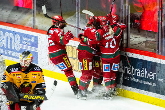 Modos Lina Ljungblom jublar med lagkamrater 1-2