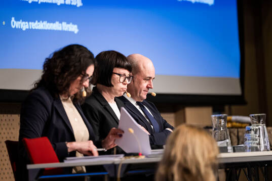 Andrea Möllerberg, generalsekreterare, Kristina Ljungros, mötesordförande, och Fredrik Reinfeldt, ordförande,