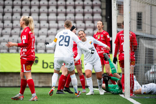 Djurgårdens Olivia Ländin Sjöblom jublar efter 0-1