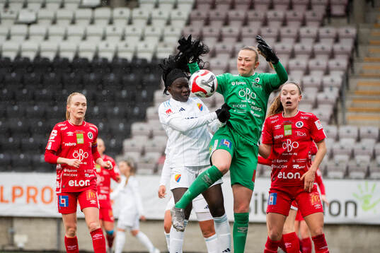 Djurgårdens Sura Yekka och Örebros målvakt Clara Ekstrand