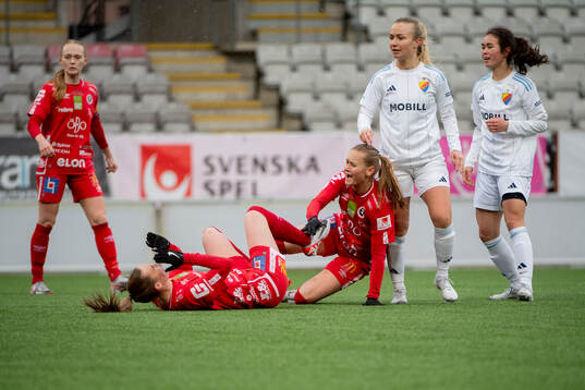 Örebros Katla Maria Thordardottir, Nora Harnes Håheim, Djurgårdens Tove Almqvist och Agnes Hedman 